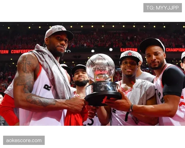 特写：老将洛瑞在猛龙主场收到致敬视频，动情落泪